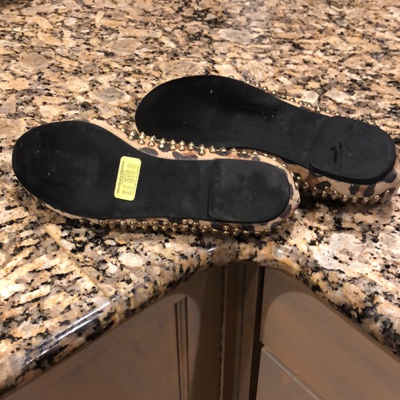 Steve Madden Camo flats with gold studs - Picture 3 of 3